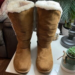 Arizona Boot size 9. Tan. Furry. Gently worn.
